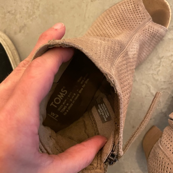 TOMS open toe ankle booties. Great condition and so comfy. Size 7 - Picture 5 of 5
